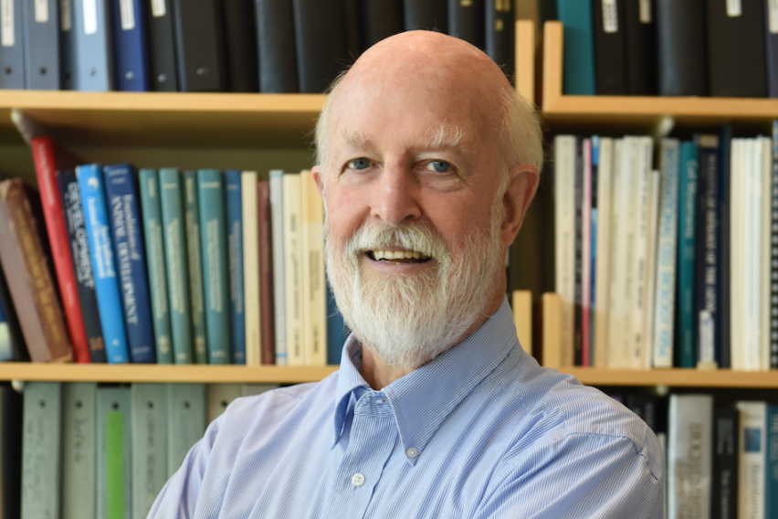 Photo of Richard Hynes in front of a bookcase