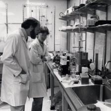 Black & white photo of two researchers in the lab in the 1970s