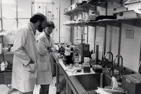 Black & white photo of two researchers in the lab in the 1970s